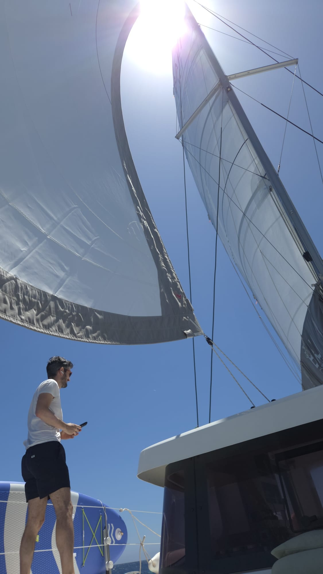 Violante naviga in autonomia a vela lungo la costa sarda