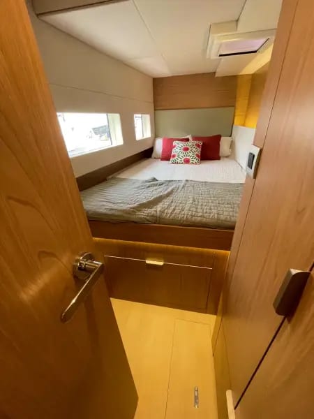 Cabina di prua con letto matrimoniale e oblò