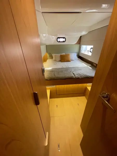 Cabina di poppa con letto matrimoniale