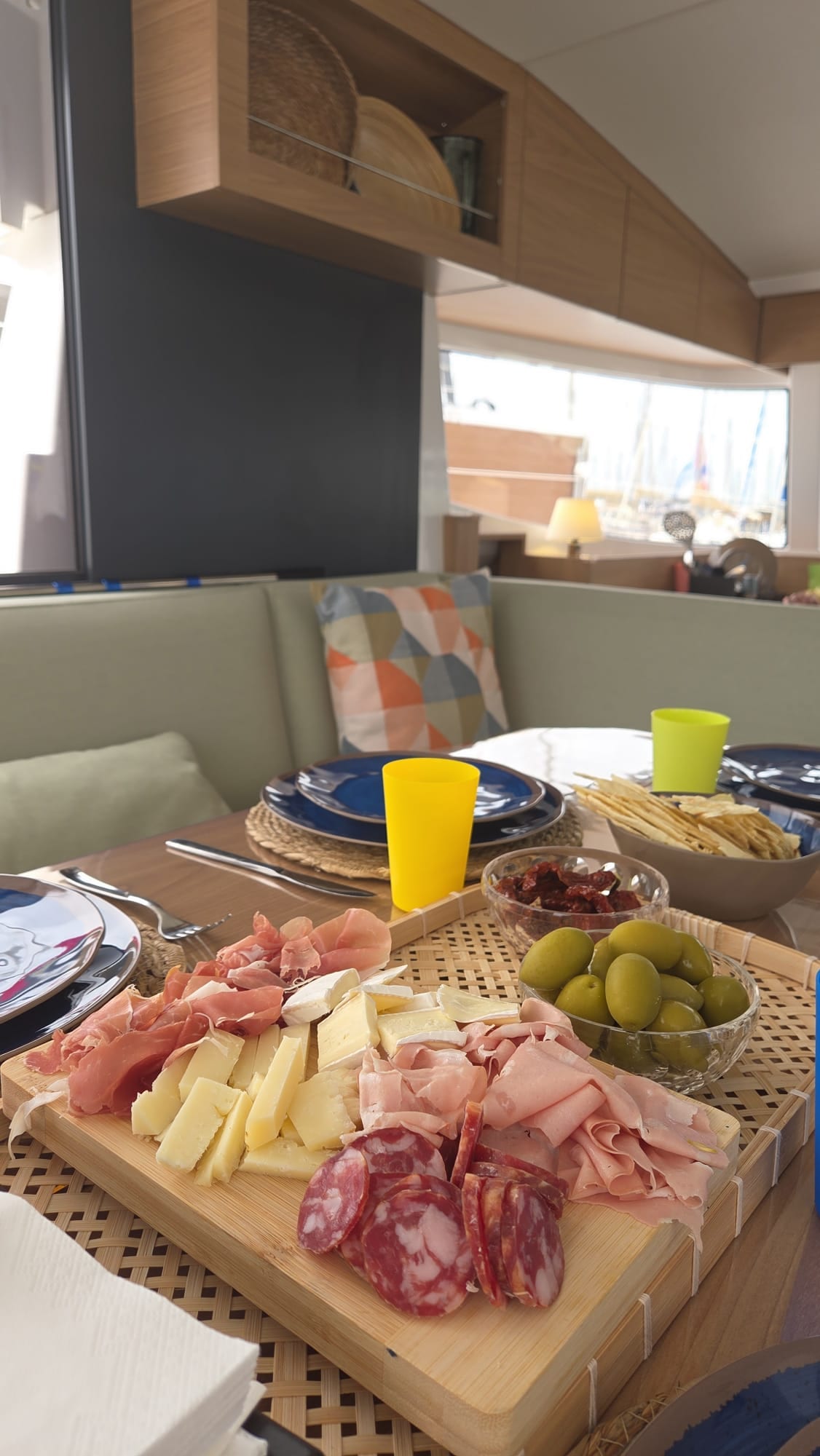 Pozzetto di Violante apparecchiato per il pranzo con vista mare