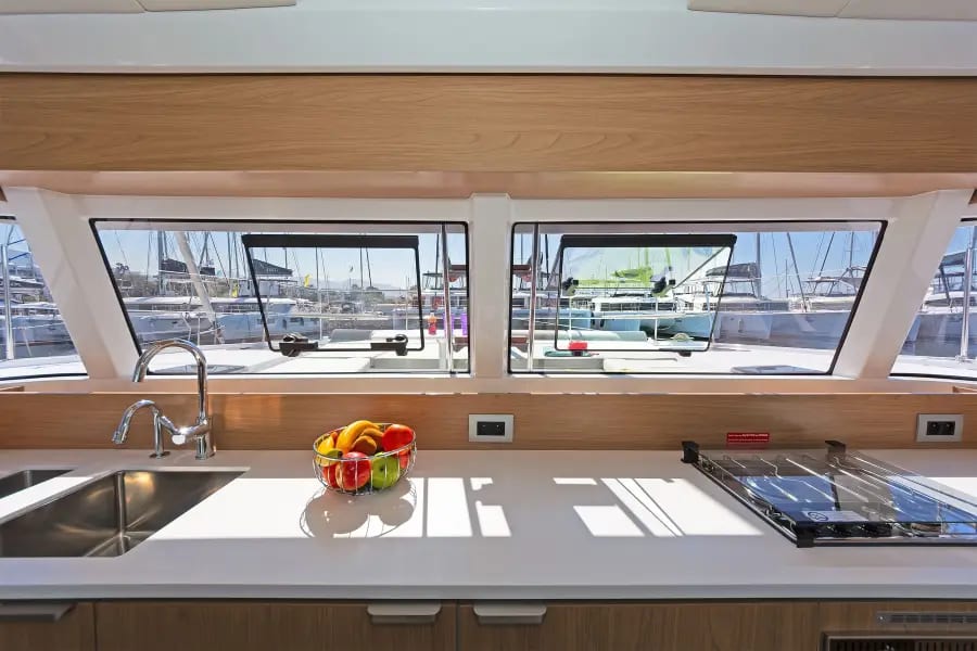 La cucina a U di Violante con ampie finestre vista mare