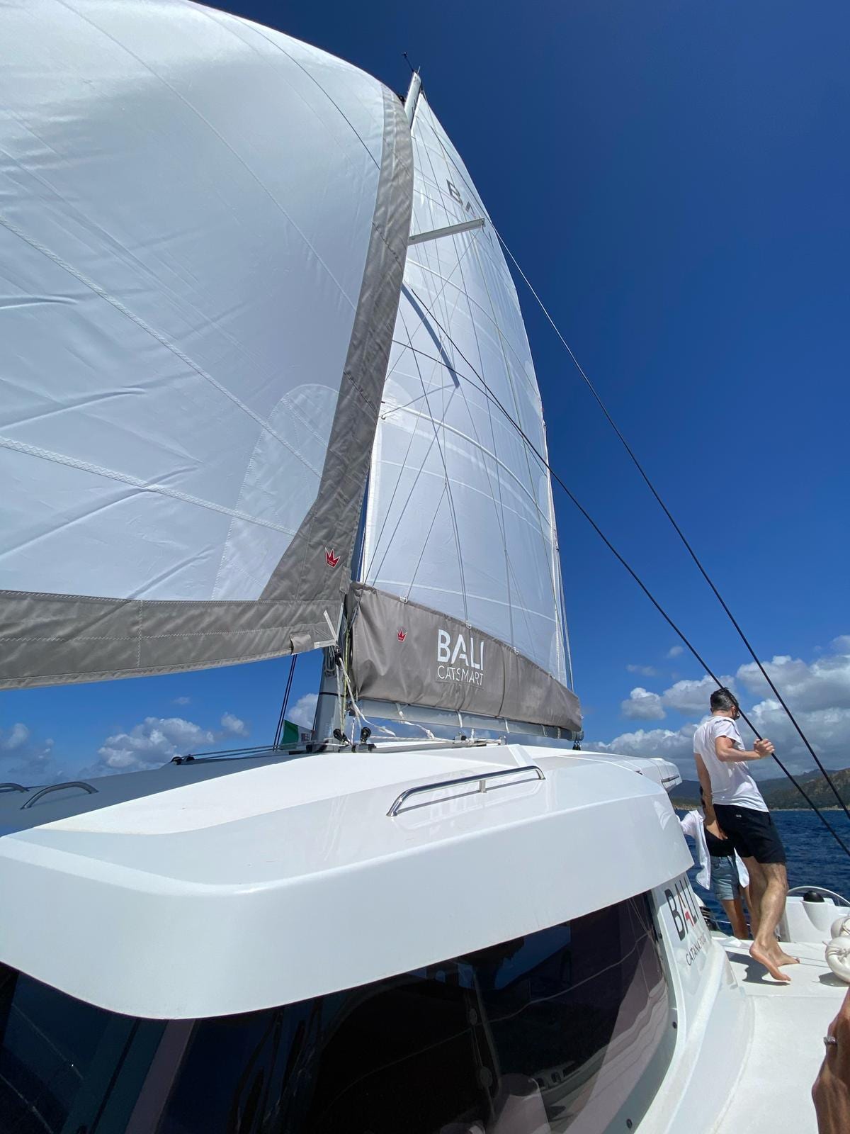 Il catamarano Violante naviga a vela lungo la costa della Sardegna